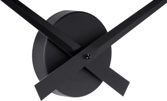 Gros plan sur le cadran rond noir Karlsson avec aiguilles noires.