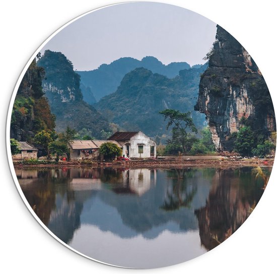 Forex Wandcirkel - Huisje bij Bergen in Vietnam - 20x20cm Foto op Wandcirkel (met ophangsysteem)
