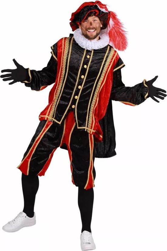 Man in rood en zwart gestreept Piet kostuum, rode baret met veren, witte kraag en gouden knopen. Zwarte panty en witte schoenen.