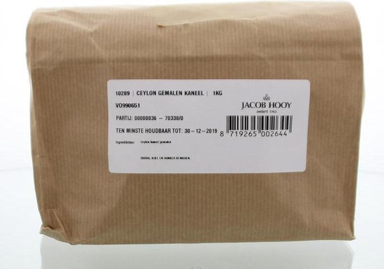 Bruine papieren zak met een etiket. Het etiket bevat de tekst 'CEYLON GEMALEN KANEEL', 'JACOB HOOY' en '1KG'.