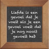 Wijsheden op krijtbord tegel over Liefde met spreuk :Liefde is een gevoel dat je voelt als je een gevoel voelt dat je nog nooit gevoeld heb