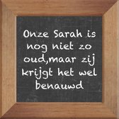 Wijsheden op krijtbord tegel over Sarah met spreuk :Onze Sarah is nog niet zo oud maar zij krijgt het wel benauwd