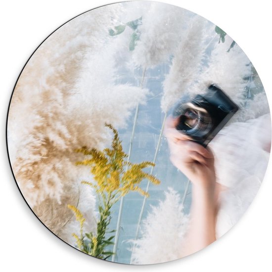 Dibond Wandcirkel - Schildering van Vrouw met Camera en Planten  - 50x50cm Foto op Aluminium Wandcirkel (met ophangsysteem)