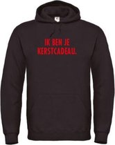 Kerst hoodie zwart - Ik ben je kerstcadeau - soBAD. | Kersttrui soBAD. | kerstsweaters volwassenen | kerst hoodie volwassenen | Kerst outfit | Foute kerst truien