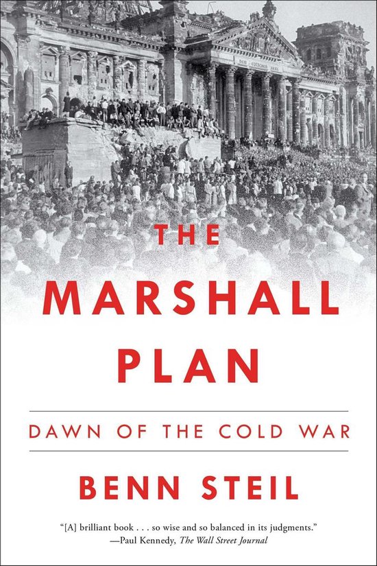Boek 'The Marshall Plan' met de tekst 'Dawn of the Cold War' en de auteur Benn Steil. Op de achtergrond een menigte voor een historisch gebouw.