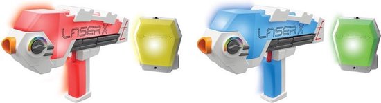 Twee Laser X Revolution blasters: een rode met geel vest en een blauwe met groen vest. Beide met witte behuizing.