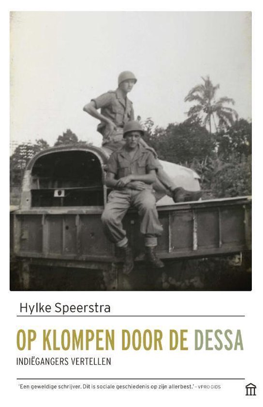 Twee militairen in uniform zittend en staand op een voertuig in een tropische omgeving. De titel 'Op klompen door de dessa' staat onderaan.