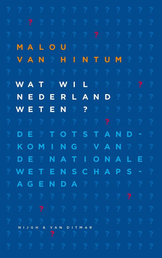 Boekcover 'Wat wil Nederland weten' met blauwe letters en rode vraagtekens op blauwe achtergrond.