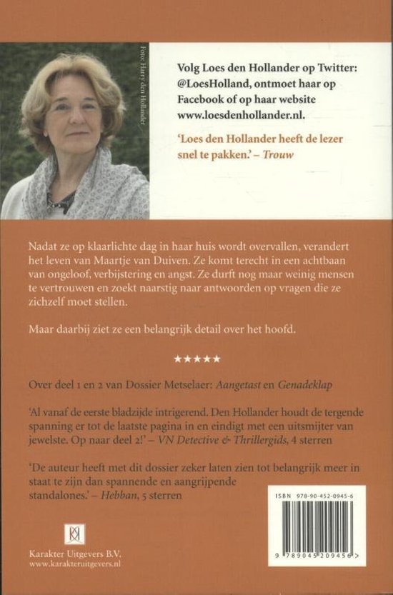 Achterkant boek 'Droombeeld' met foto van schrijfster Loes den Hollander en tekst over het boek.