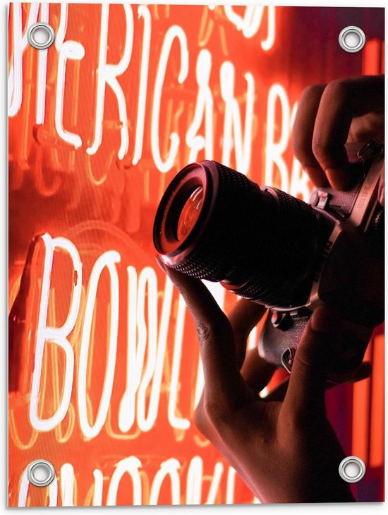 Tuinposter – Fotocamera bij Rode Neon Letters - 30x40cm Foto op Tuinposter  (wanddecoratie voor buiten en binnen)