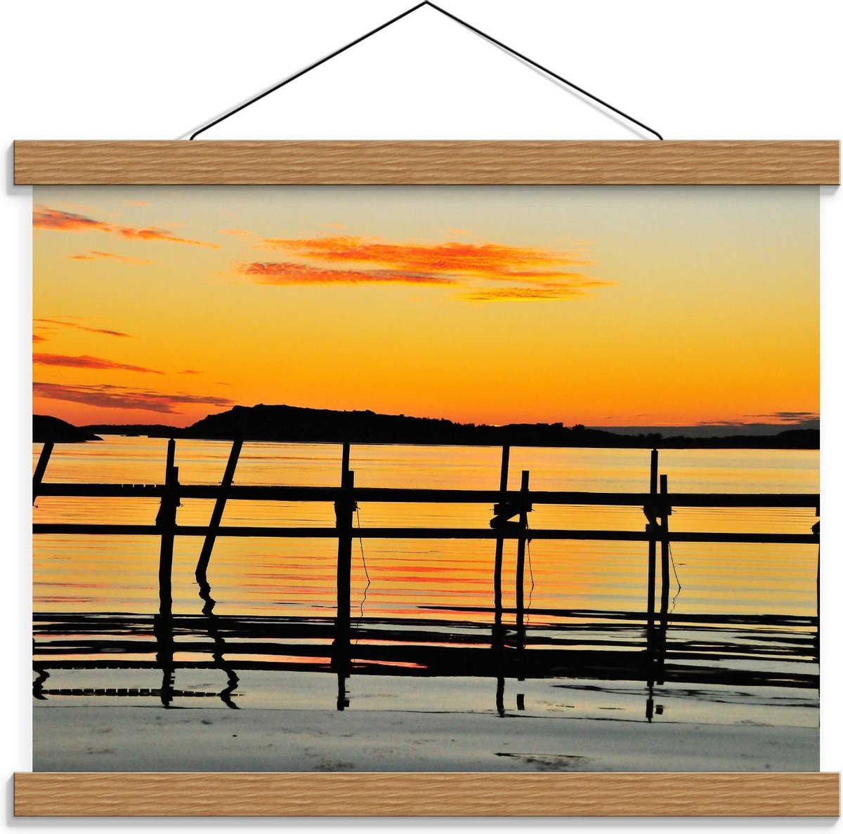 Schoolplaat – Houten Palen aan het Meer met Zon - 40x30cm Foto op Textielposter (Wanddecor