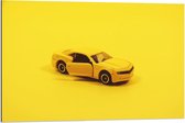 Dibond - Gele Auto op Gele Achtergrond - 90x60cm Foto op Aluminium (Met Ophangsysteem)