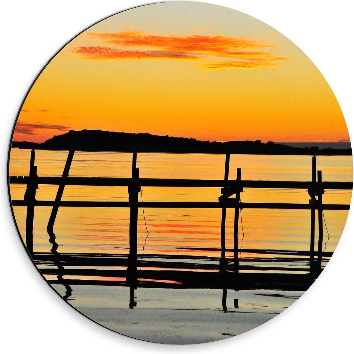Dibond Wandcirkel - Houten Palen aan het Meer met Zon - 30x30cm Foto op Aluminium Wandcirk