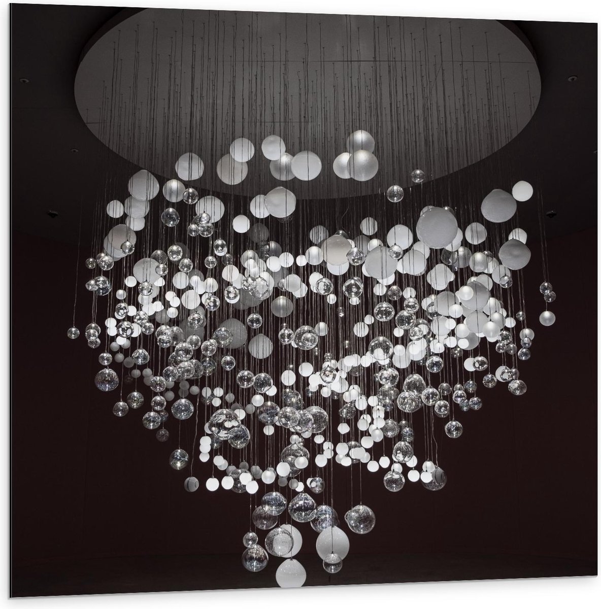 Dibond - Mega Kroonluchter (zwart/wit) - 100x100cm Foto op Aluminium (Met Ophangsysteem)