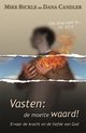 Boekomslag met de titel "Vasten: de moeite waard!". Een figuur houdt handen op de borst met vlammen.