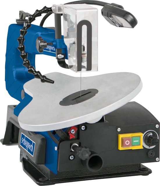 Blauwe Scheppach figuurzaagmachine met een LED werklamp, studio opname.