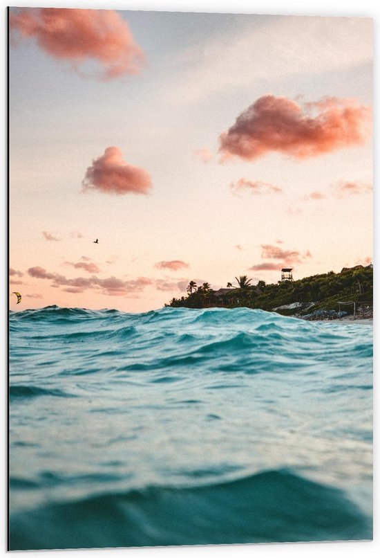 Dibond - Blauwe Zee met Roze Wolken - 60x90cm Foto op Aluminium (Met Ophangsysteem)