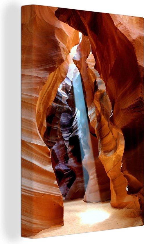 Canvas Schilderij Zonlicht door de smalle spleten van de Antelope Canyon - 60x90 cm - Wanddecoratie