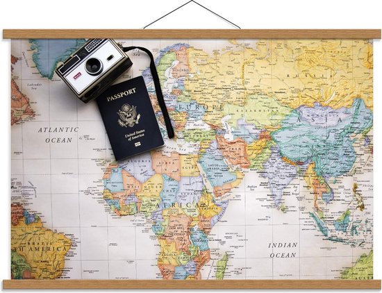 Schoolplaat – Paspoort + Camera op Wereldkaart - 90x60cm Foto op Textielposter (Wanddecoratie op Schoolplaat)