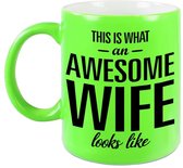 Awesome wife / echtgenote neon groene cadeau mok / beker 330 ml