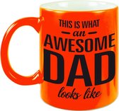 Awesome dad cadeau mok / beker neon oranje voor Vaderdag 330 ml