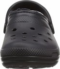 Zwarte Crocs clog met ronde neus, ventilatiegaten en reliëf.