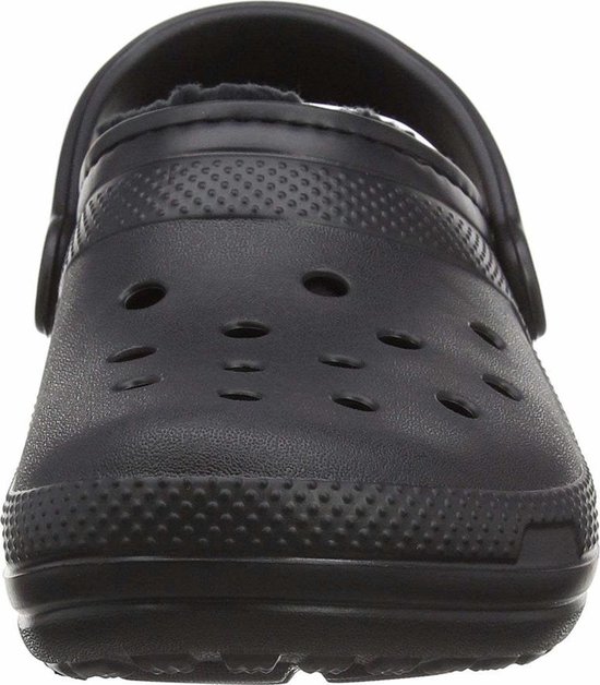 Zwarte Crocs clog met ronde neus, ventilatiegaten en reliëf.