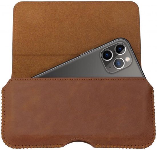 Étui de ceinture en cuir marron pour téléphone avec téléphone à l'intérieur.