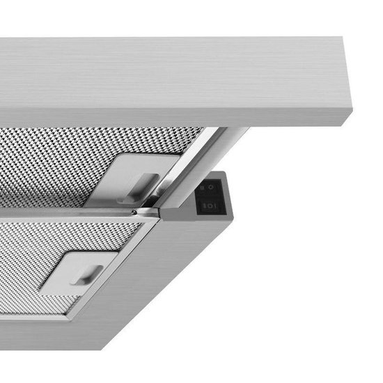 Detail van roestvrijstalen vlakscherm afzuigkap met metalen filters en een schakelaar.