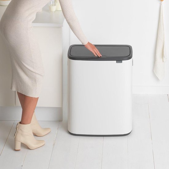 Witte Brabantia Bo Touch Bin prullenbak naast keukenkastjes.