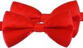 2x Rode verkleed vlinderstrikjes 12 cm voor dames/heren - Rood thema verkleedaccessoires/feestartikelen - Vlinderstrikken/vlinderdassen met elastieken sluiting