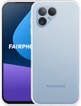 Lichtblauwe Fairphone 5 hoes met dubbele camera, naast een telefoon met blauw-paarse achtergrond.