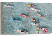 Hout - Bovenaanzicht van Groep Surfers op Verschillende Kleuren Planken - 105x70 cm - 9 mm dik - Foto op Hout (Met Ophangsysteem)
