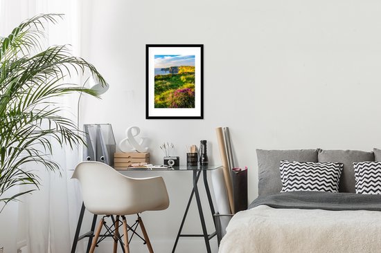 Photo en cadre - Fleurs irlandaises sur les falaises de Moher Cadre photo noir avec passe-partout blanc petit 30x40 cm - Affiche sous cadre (Décoration murale salon / chambre)