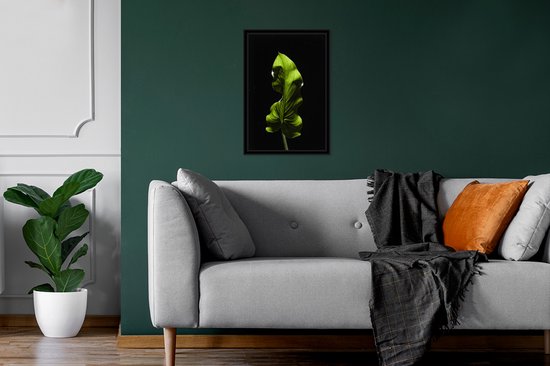 Fotolijst incl. Poster - Een groen blad op zwarte een achtergrond - 20x30 cm - Posterlijst