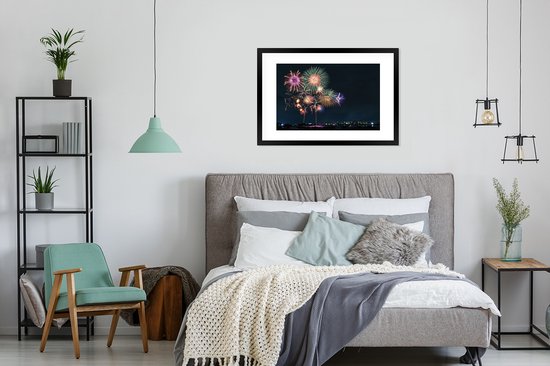 Photo en cadre - Une image de feu d'artifice dans une ville pendant le nieuw An Cadre photo noir avec passe-partout blanc grand 90x60 cm - Affiche sous cadre (Décoration murale salon / chambre)
