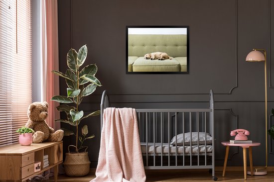 Affiche avec cadre Chiens - Chiot endormi sur le canapé - cadre photo noir - 80x60 cm - Affiche avec cadre