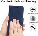 Hand op donkerblauwe telefoonhoes met geometrisch patroon, water- en krasbestendig.