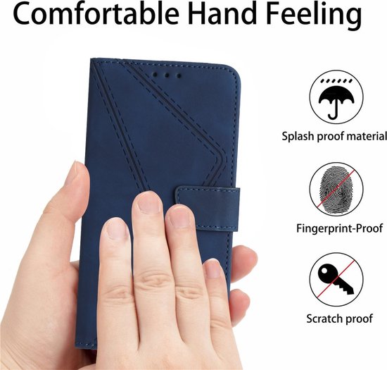 Hand op donkerblauwe telefoonhoes met geometrisch patroon, water- en krasbestendig.