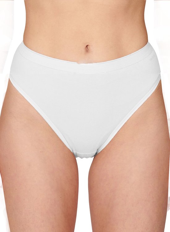 Wit slipje op model met witte randen en tailleband.
