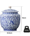 Blauw-witte porseleinen urn met bloemenpatroon, met afmetingen 16cm hoog en 12.5cm breed.
