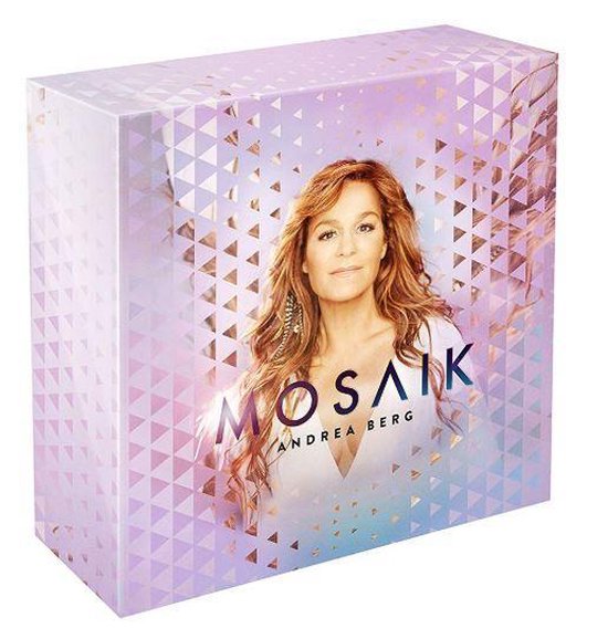 Mosaik Andrea Berg: Doos met patronen van driehoeken in paars, roze en goud met een portret van Andrea Berg.