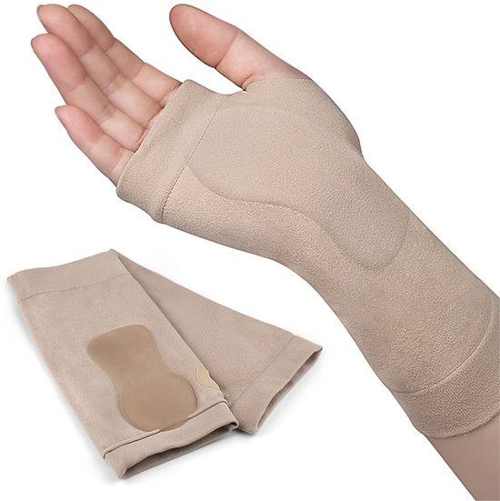 Beige polssteun met duimopening. Een gevouwen polssteun met gelpad ligt ernaast.