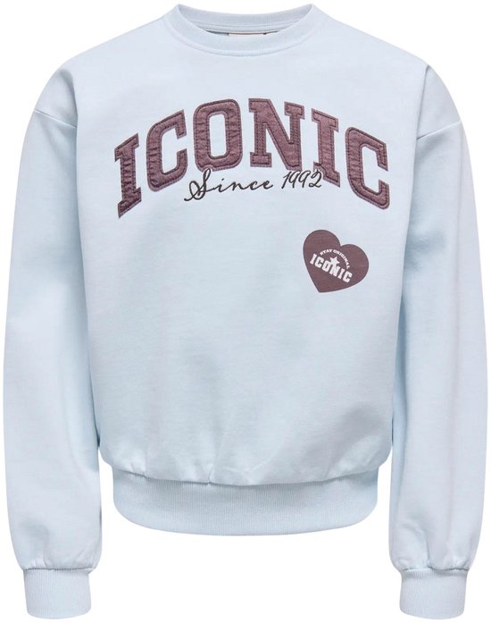 Lichtblauwe sweater met ronde hals en een bruine 'ICONIC Since 1992' opdruk op de borst. Klein hartlogo met 'ICONIC' op de rechterborst.