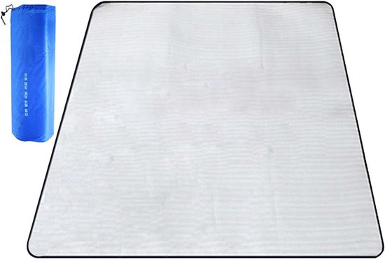 Une couverture de pique-nique pliée dans un sac de transport bleu.