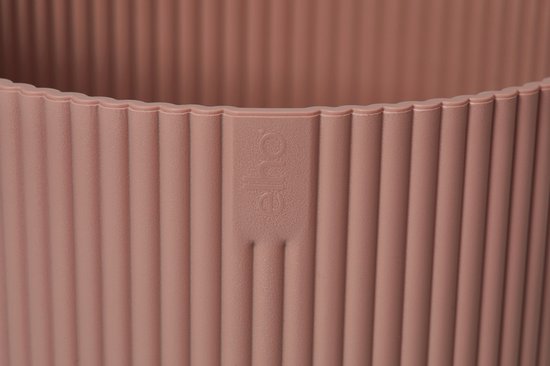 Detail van de verticale ribbels en het Elho logo op een roze bloempot.