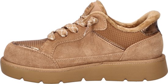 Zijaanzicht van bruine Skechers sneaker met suède, mesh, bont kraag en metallic detail.