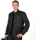 Man in zwarte motorjas met DXR-logo, broek en helm.