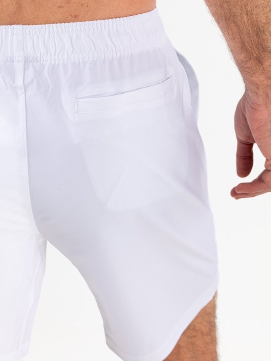 Detail van een witte sportshort voor heren met een achterzak en een verstelbare tailleband.