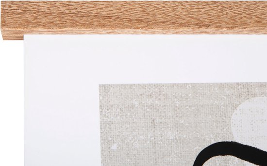 Détail d'un cintre d'affiche en bois avec fermeture magnétique.